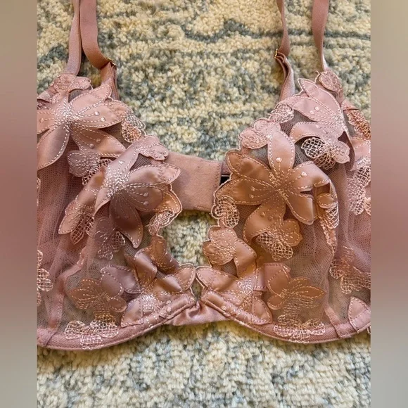 Victoria’s Secret Floral Unlined Deep Plunge Underwire Bra Pale Pink size 34 DD - Picture 3 of 12